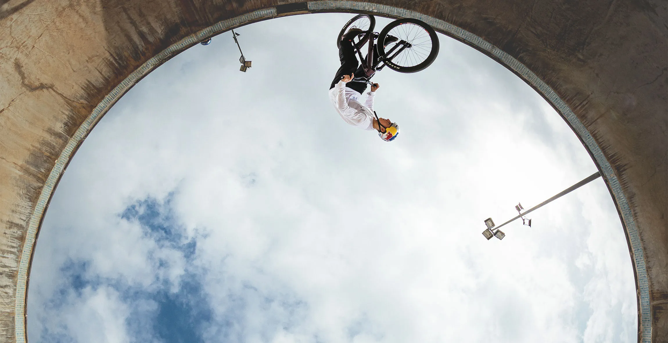 Dirt Bikes | DIRTLOVE | Bigger jumps and Sicker Tricks