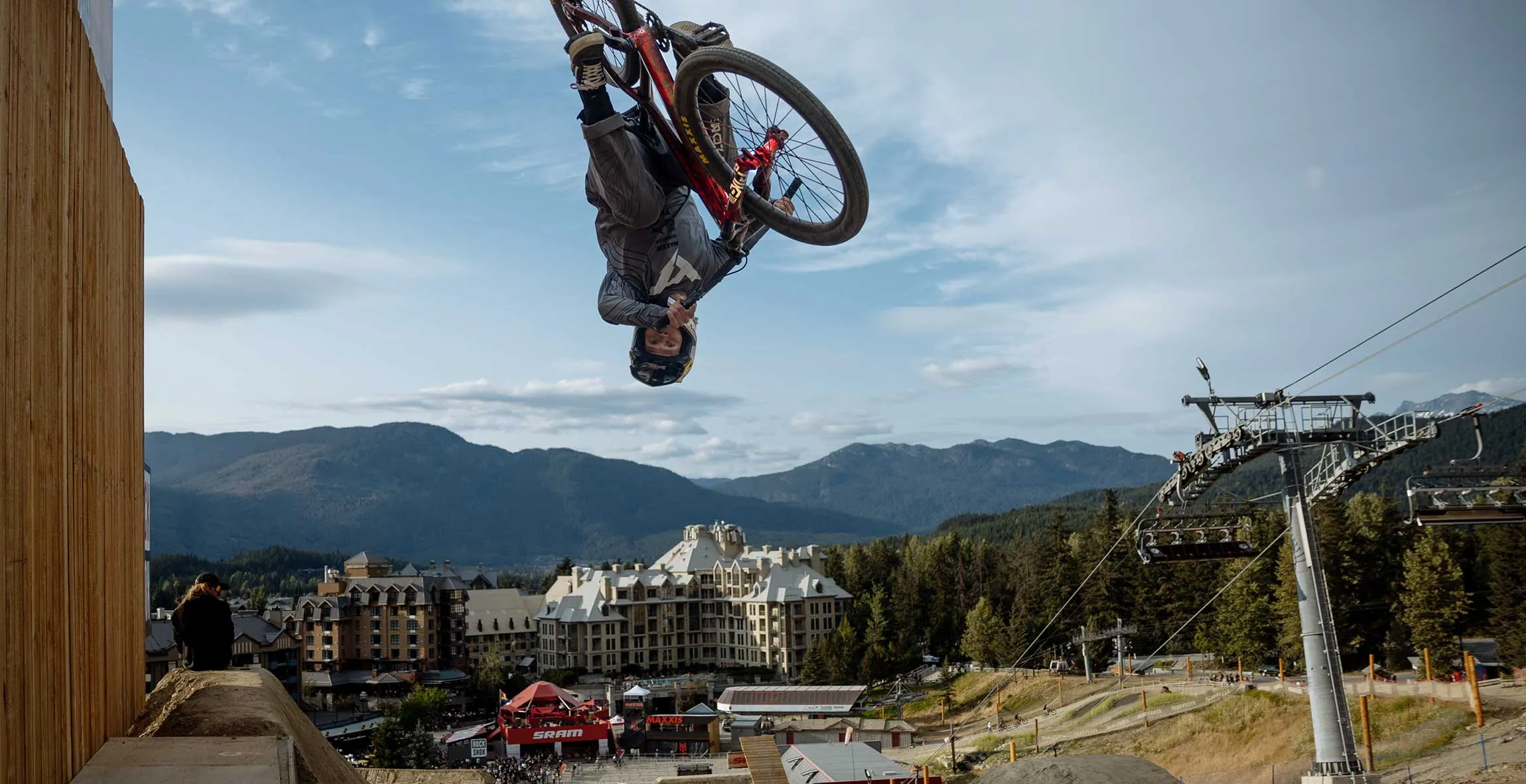 Dirt Bikes | DIRTLOVE | Bigger jumps and Sicker Tricks
