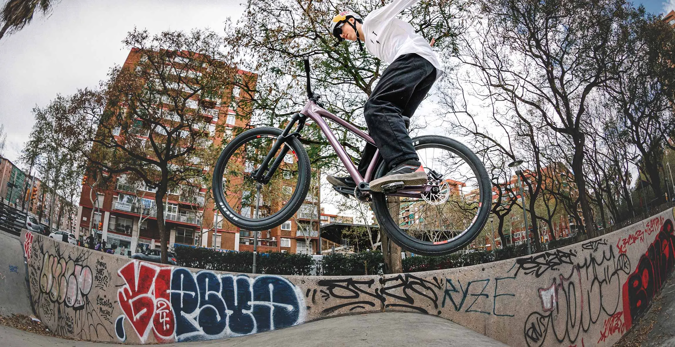 Dirt Bikes | DIRTLOVE | Bigger jumps and Sicker Tricks