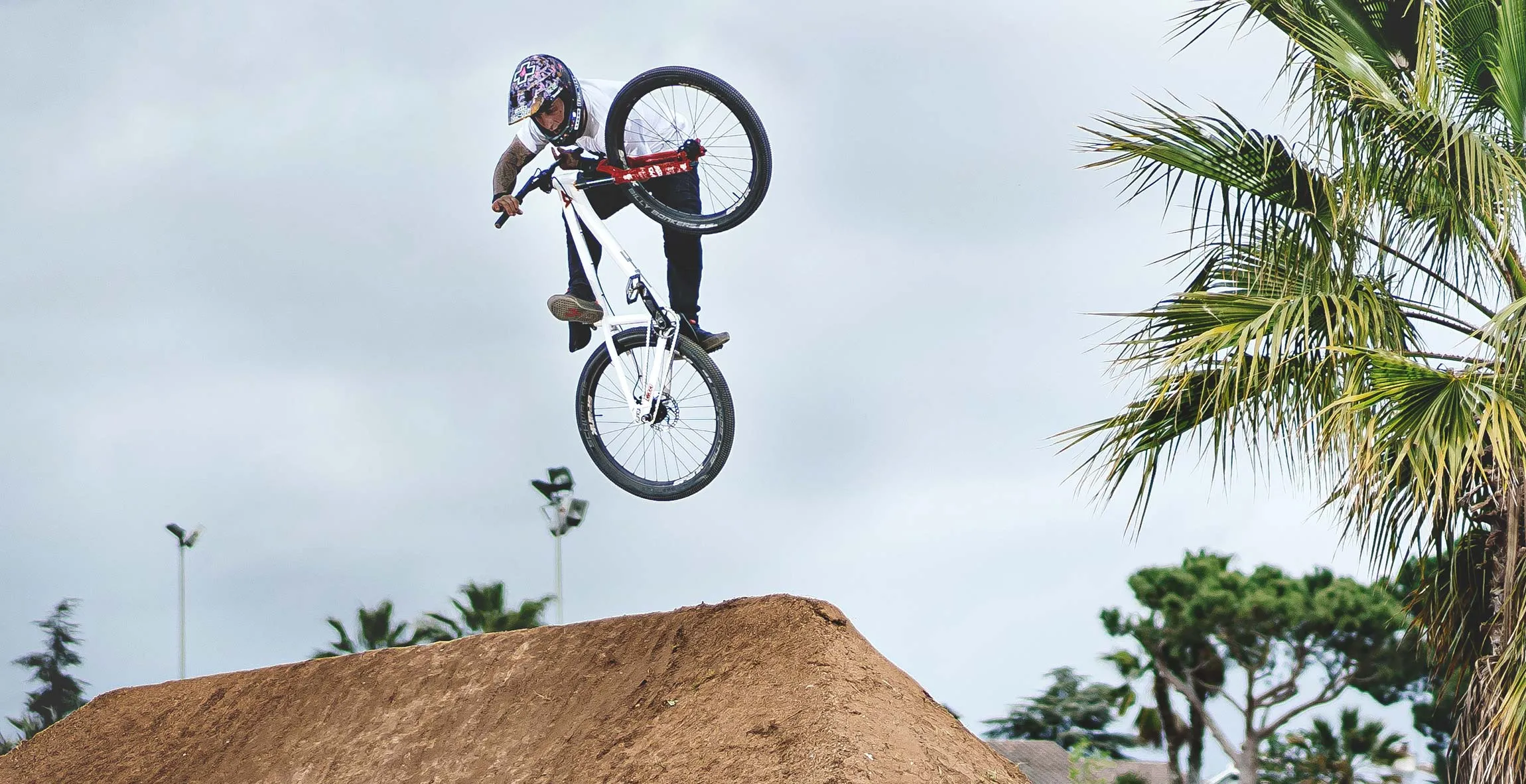 Dirt Bikes | DIRTLOVE | Bigger jumps and Sicker Tricks