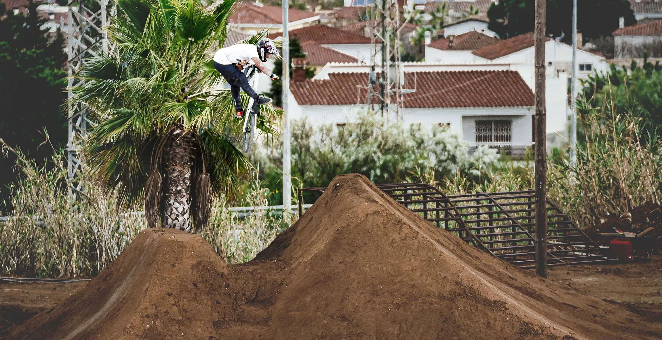 Dirt Bikes | DIRTLOVE | Bigger jumps and Sicker Tricks