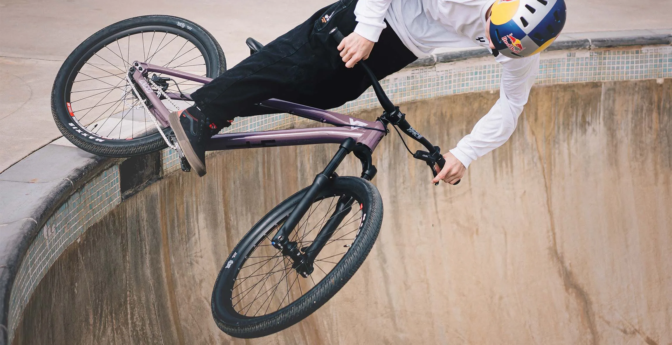 Dirt Bikes | DIRTLOVE | Bigger jumps and Sicker Tricks