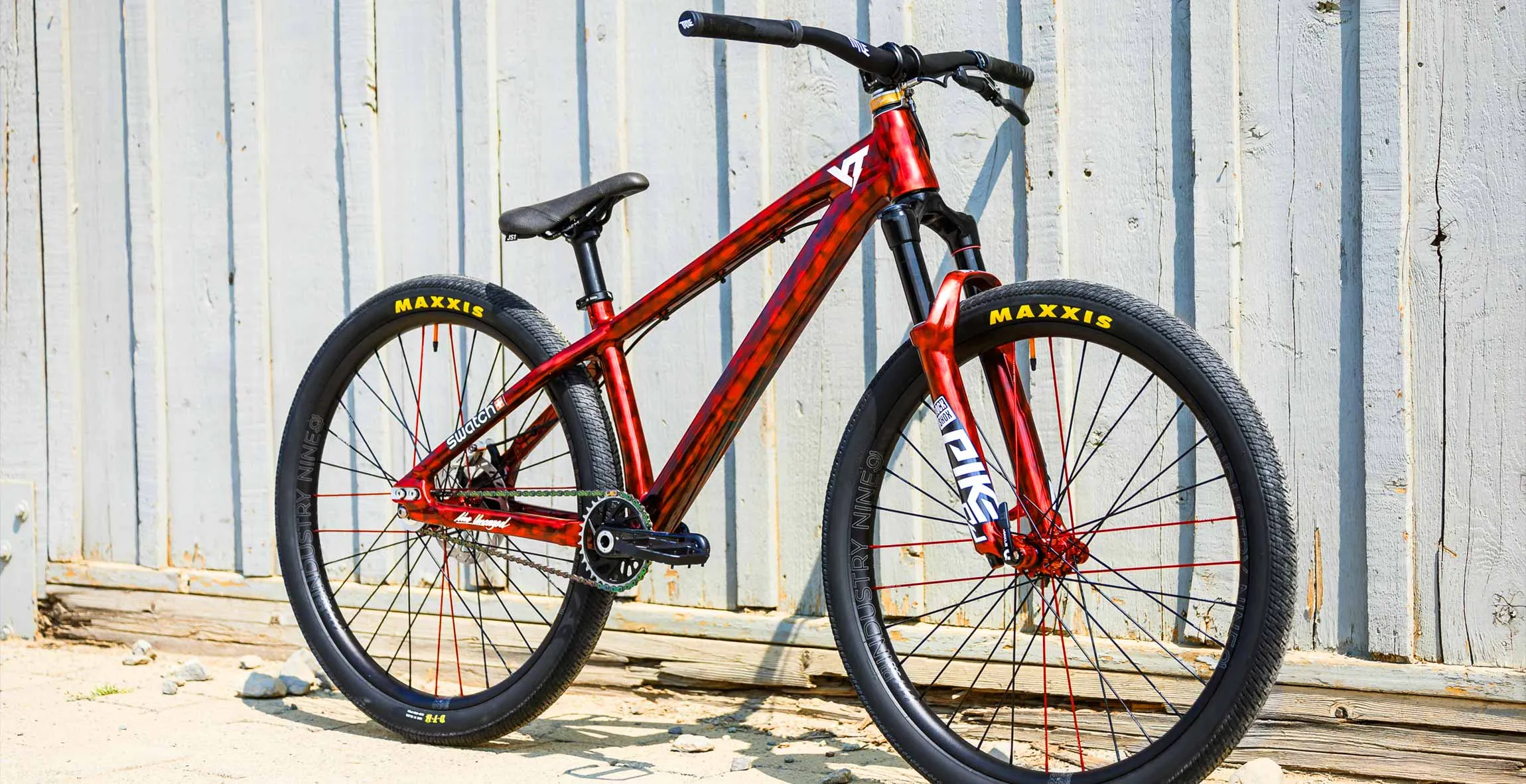 Dirt Bikes | DIRTLOVE | Bigger jumps and Sicker Tricks