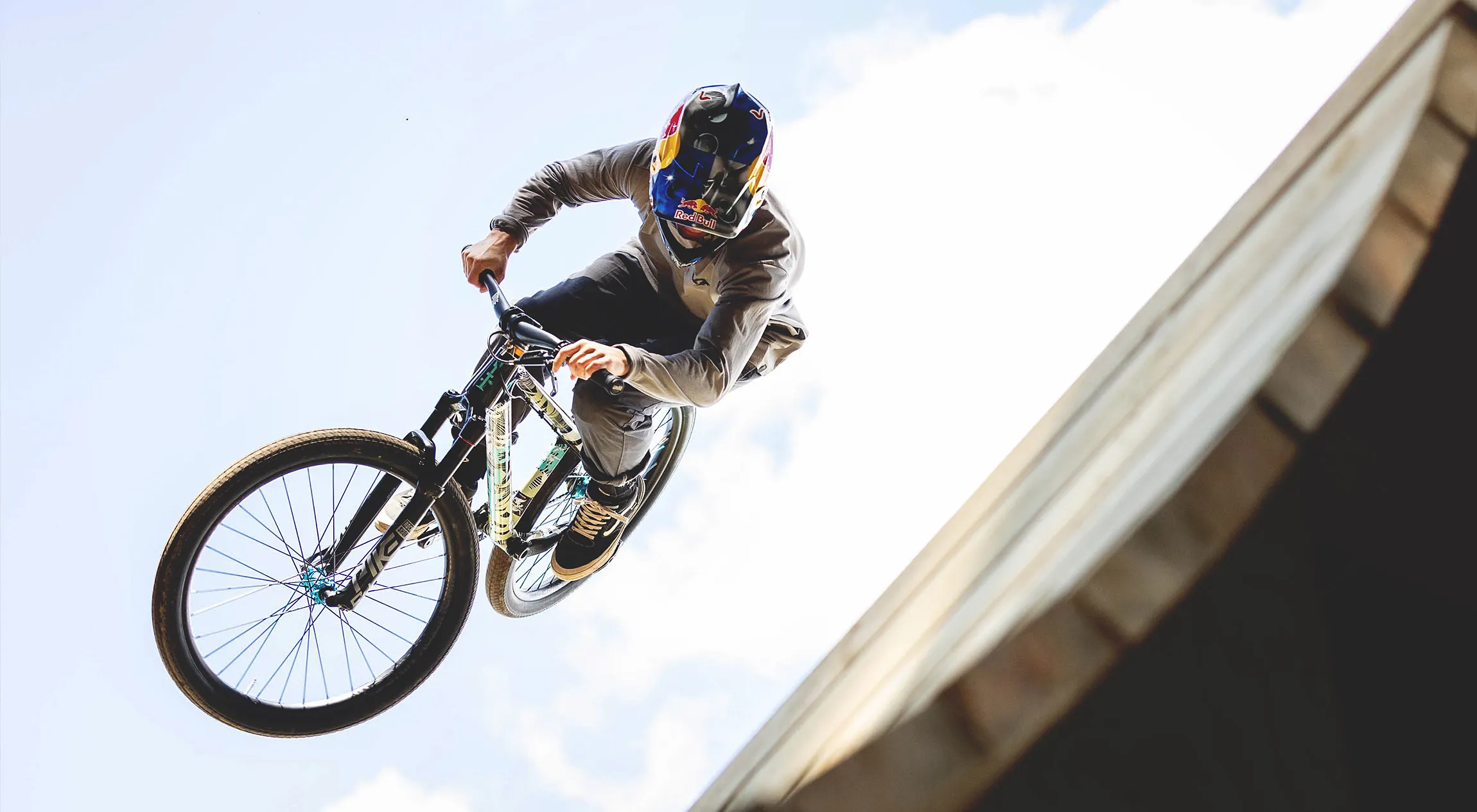 Dirt Bikes | DIRTLOVE | Bigger jumps and Sicker Tricks