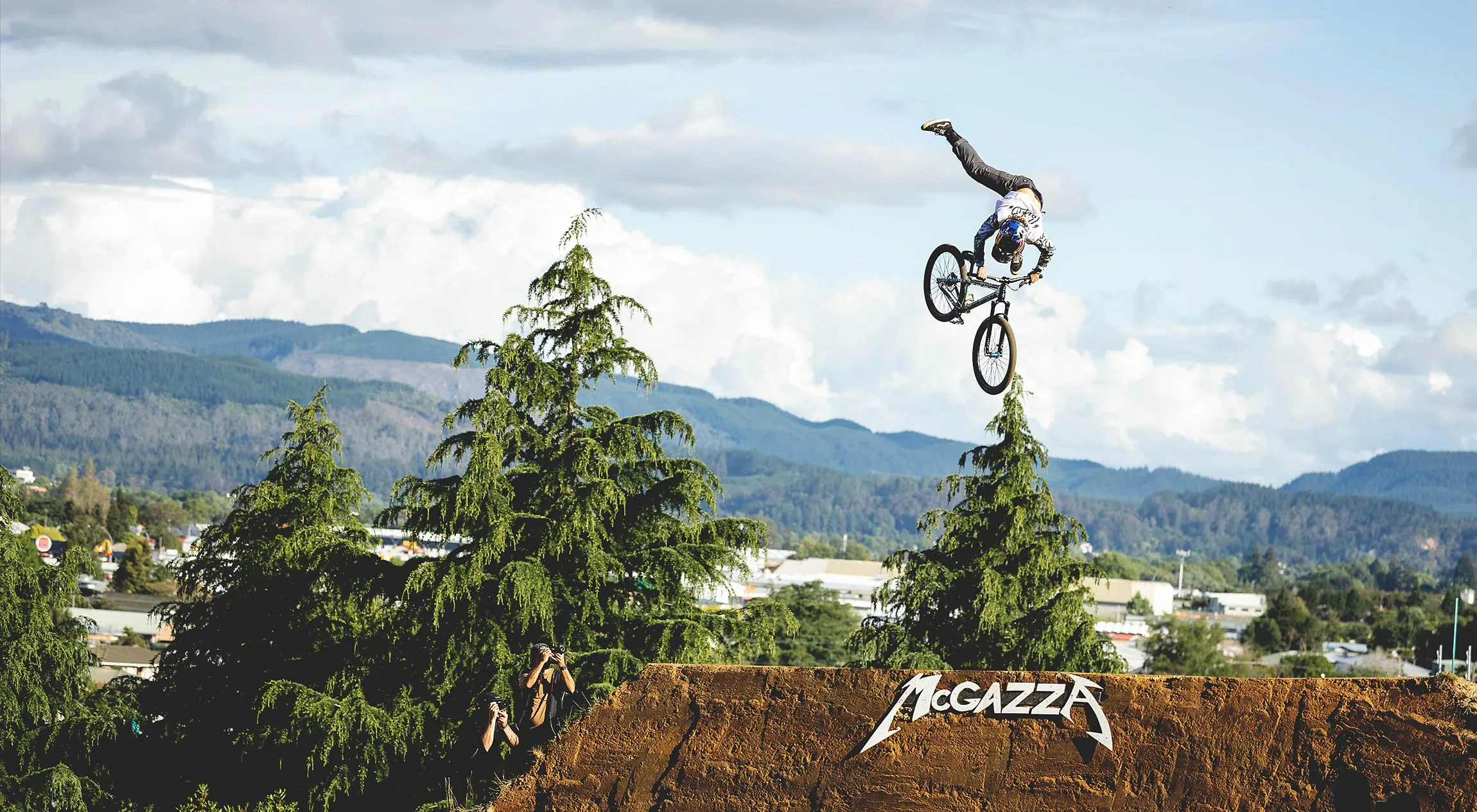 Dirt Bikes | DIRTLOVE | Bigger jumps and Sicker Tricks
